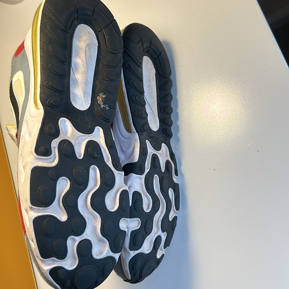 Nike Air 270 React EUC WOMENS size 8 - Picture 4 of 5